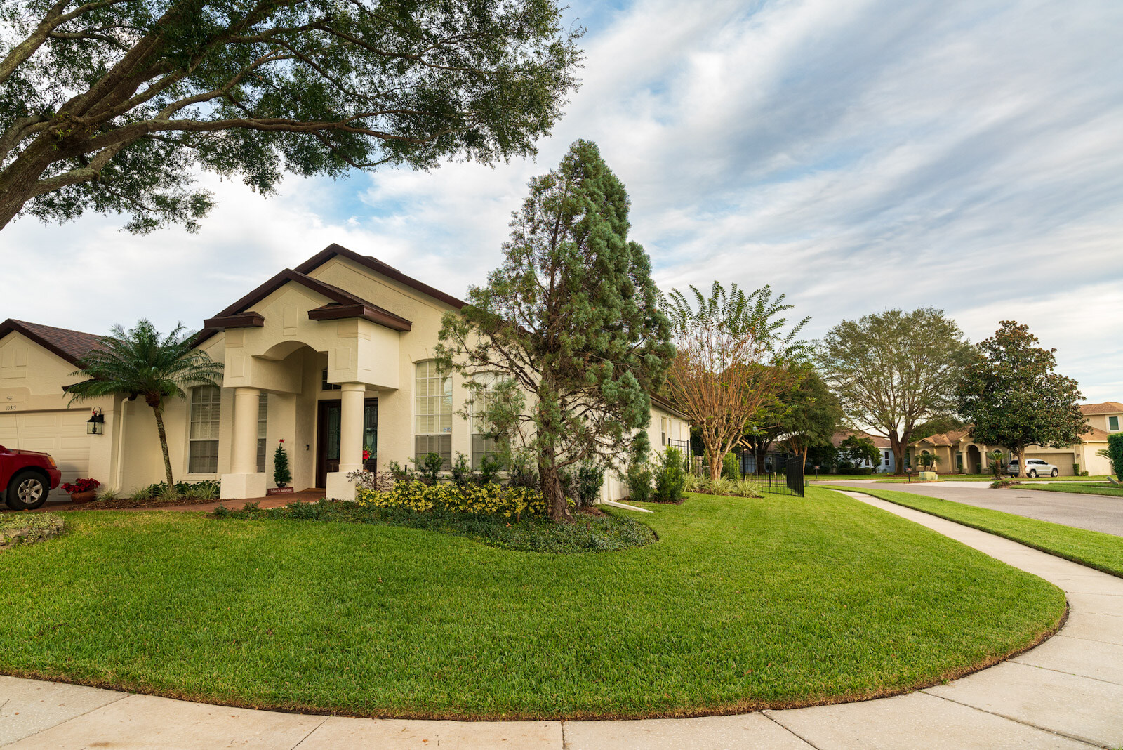 nice front yard landscaping at an orlando home